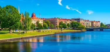 Utforsk Halmstads sjarmerende strandpromenade og fargerike sentrum – kun en kort spasertur fra ProfilHotels Halmstad Plaza.