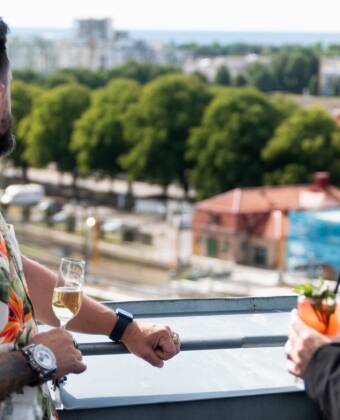 Njut av drinkar på takterrassen med fantastisk utsikt – en oförglömlig miljö för kvällen.