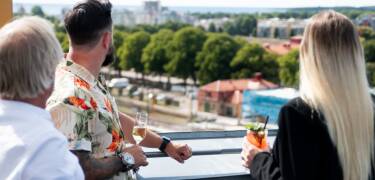 Njut av drinkar på takterrassen med fantastisk utsikt – en oförglömlig miljö för kvällen.