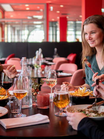 Essen Sie in guter Gesellschaft – mit großzügigen Portionen im italienisch-amerikanischen Hotelrestaurant.