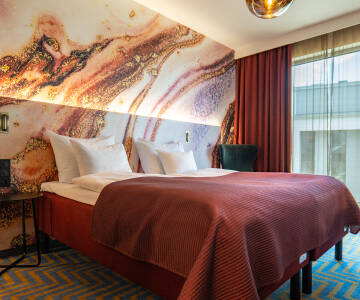 Sov godt i stilfulde værelser med premium senge og moderne skandinavisk atmosfære.