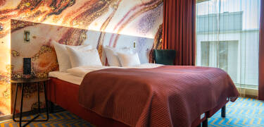 Sov godt i stilfulde værelser med premium senge og moderne skandinavisk atmosfære.