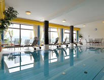 Hotellets innendørs svømmebasseng med utsikt over Zillertal-dalen.