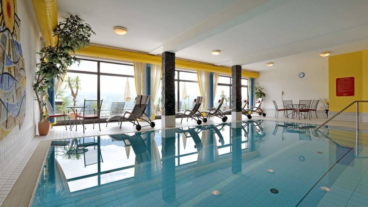 Fra hotellets indendørs pool har I en flot udsigt over Zillertal-dalen.