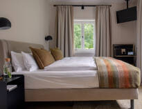 The comfortable rooms are located in two half-timbered houses on the park grounds.