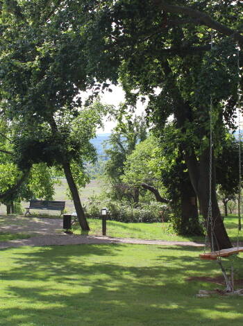 Promenera i hotellparken eller njut av solen i trädgården eller på utomhusterassen.