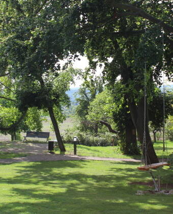 Tag en gåtur gennem hotellets egen romantiske park.