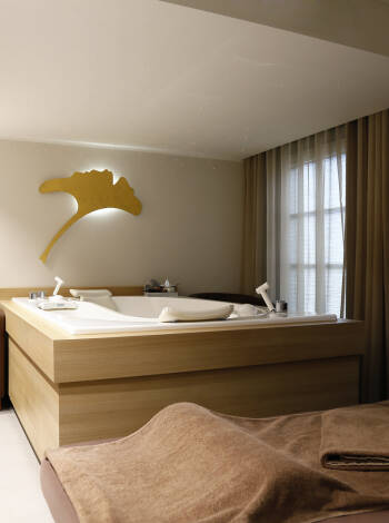 Värm upp kropp och själ med ett avkopplande bad i hotellets spa.