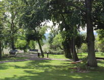 Ein Spaziergang durch den hoteleigenen romantischen Park mit Liegewiese, Gartenpavillon, Sommerterrasse und Kräutergarten bietet wunderbare Erholung.