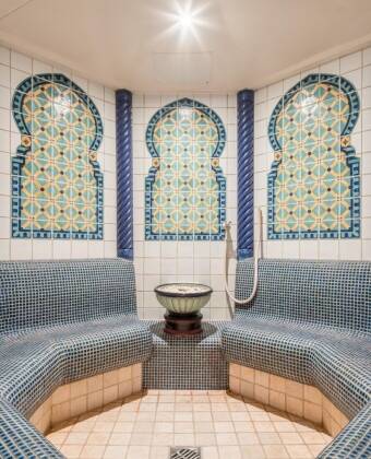 For relaxation there is a large wellness area with saunas, steam bath and massages.