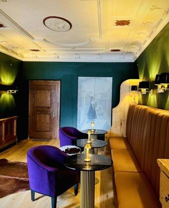 In der Alfons-Lounge werden Drinks und Weine stilvoll serviert.