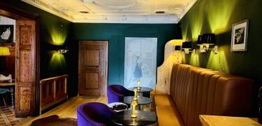 In der Alfons-Lounge werden Drinks und Weine stilvoll serviert.