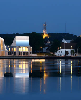 Upplev Utzons unika arkitektur i Musikens Hus och se de senaste utställningarna på Aaltos museum Kunsten i Aalborg.