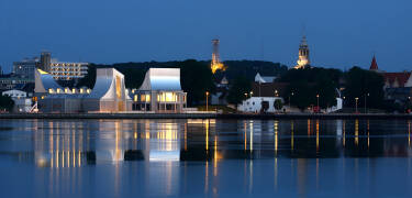 Upplev Utzons unika arkitektur i Musikens Hus och se de senaste utställningarna på Aaltos museum Kunsten i Aalborg.