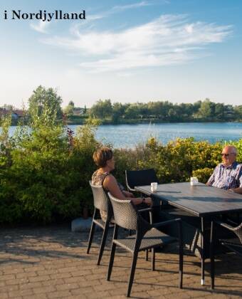 Rom med utsikt over gårdsplassen eller ut til Aabybro sjø og naturområdet.