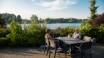Fra hotellets terrasse er der en skøn udsigt  ud til Aabybro sø og naturområdet
