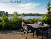 Fra hotellets terrasse er der en skøn udsigt  ud til Aabybro sø og naturområdet