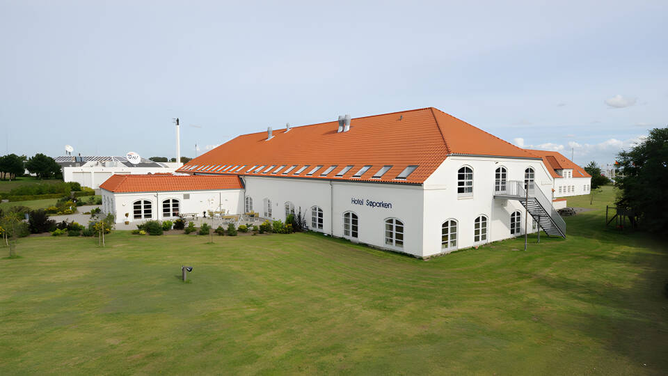 Hotel Søparken ligger fint til ved en sjø i Aabybro nord for Aalborg.