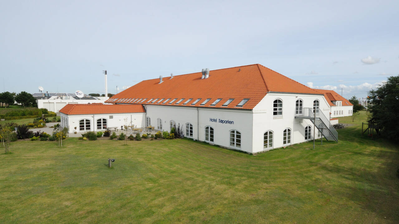 Hotel Søparken ligger skønt ved en sø i Aabybro nord for Aalborg