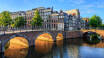 En af højdepunkterne ved en ferie i Hollands hovedstad Amsterdam er naturligvis en kanalrundfart
