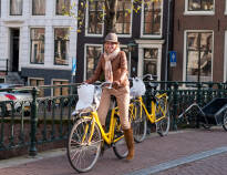 Det foretrukne transportmiddel i Amsterdam er cyklen, så der er også gode muligheder for enten selv at medbringe eller leje cykler