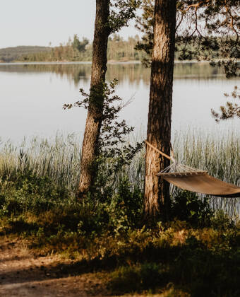 Den närliggande Linnesjön är perfekt för bad, fiske, rodd eller skridskoåkning på vintern.