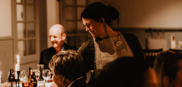 Es werden köstliche Mahlzeiten serviert, die größtenteils mit Zutaten aus der Region zubereitet werden.