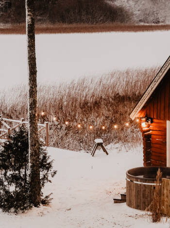 Den mysiga bastun vid sjön och badtunnan kan användas året runt.