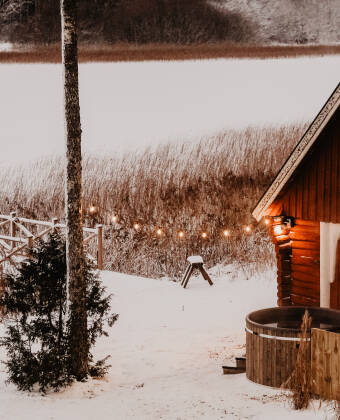 Den hyggelige sauna ved søen og det udendørs boblebad kan bruges hele året rundt.