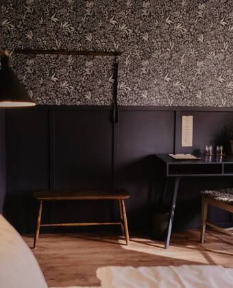 Hotellrummen är vackert inredda i skandinavisk stil och byggnaden renoverades 2022.