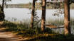 Den närliggande Linnesjön är perfekt för bad, fiske, rodd eller skridskoåkning på vintern.