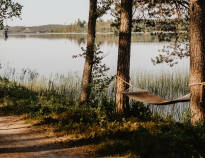 Den närliggande Linnesjön är perfekt för bad, fiske, rodd eller skridskoåkning på vintern.