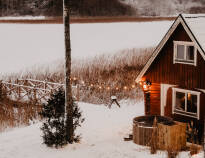 Den hyggelige sauna ved søen og det udendørs boblebad kan bruges hele året rundt.