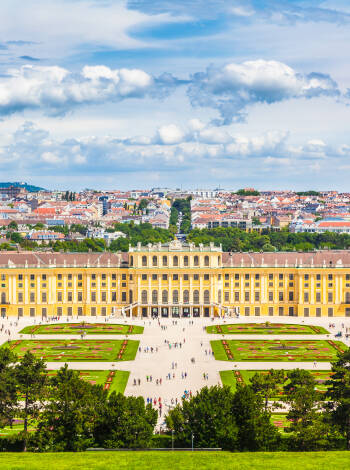 Wien begeistert mit Geschichte, beeindruckender Architektur und lebendiger Kultur. Besuchen Sie fantastische Museen, prachtvolle Paläste, elegante Boulevards und charmante Altstadtgassen.