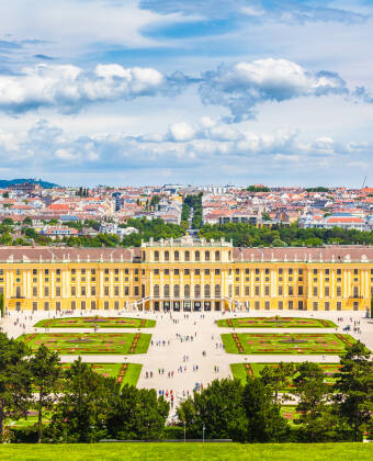 Wien fortryller med sin historie, imponerende arkitektur og livlige kultur. Besøg fantastiske museer, store paladser, elegante boulevarder og charmerende historiske gader.