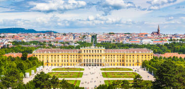Wien begeistert mit Geschichte, beeindruckender Architektur und lebendiger Kultur. Besuchen Sie fantastische Museen, prachtvolle Paläste, elegante Boulevards und charmante Altstadtgassen.