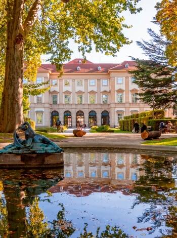 The hotel’s location offers easy access to Vienna’s top attractions, with Nußdorfer Straße (U6) metro station nearby and the Gartenpalais Liechtenstein just a 15-minute walk away.