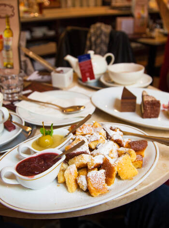 Wiens berühmte Kaffeehauskultur ist ein Erlebnis für sich. Genießen Sie ein Stück Sachertorte oder Apfelstrudel in einem der traditionellen Cafés der Stadt.