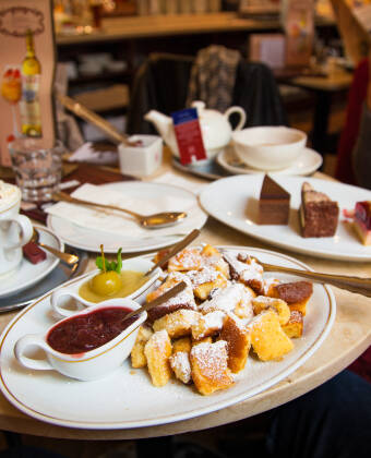Wiens berømte kaffekultur er en oplevelse i sig selv. Nyd et stykke Sachertorte eller Apfelstrudel i en af byens traditionelle kaffehuse.