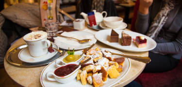 Wiens berømte kaffekultur er en oplevelse i sig selv. Nyd et stykke Sachertorte eller Apfelstrudel i en af byens traditionelle kaffehuse.
