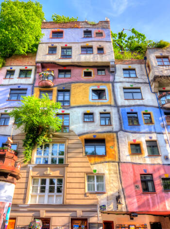 Die Stadt bietet zahlreiche Sehenswürdigkeiten, darunter das einzigartige Hundertwasserhaus.