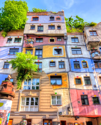 Die Stadt bietet zahlreiche Sehenswürdigkeiten, darunter das einzigartige Hundertwasserhaus.