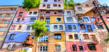 Staden är full av fascinerande sevärdheter, inklusive det unika Hundertwasserhuset.