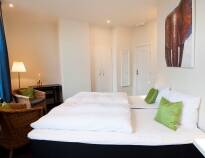 Hotellets værelser er indrettet med sans for både komfort og stil.