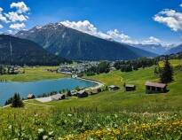 Bege dig ut på en promenad och in på den schweiziska landsbygden genom att besöka Davossjön. Det är bara 10 minuter bort.