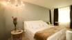 Hotellets lyse og moderne indrettede værelser er alle støjfrie og har eget badeværelse.