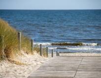 Det tar bara några minuter att promenera till sandstranden från Seetelhotel Nautic Usedom.