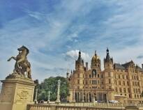 Besuchen Sie das märchenhafter Schweriner Schloss auf der Insel im Schwerin See.