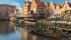Die alte Hansestadt Lüneburg hat eine charmante Atmosphäre mit gemütlichen Kneipen, Cafés und Geschäften.
