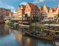 Die alte Hansestadt Lüneburg hat eine charmante Atmosphäre mit gemütlichen Kneipen, Cafés und Geschäften.